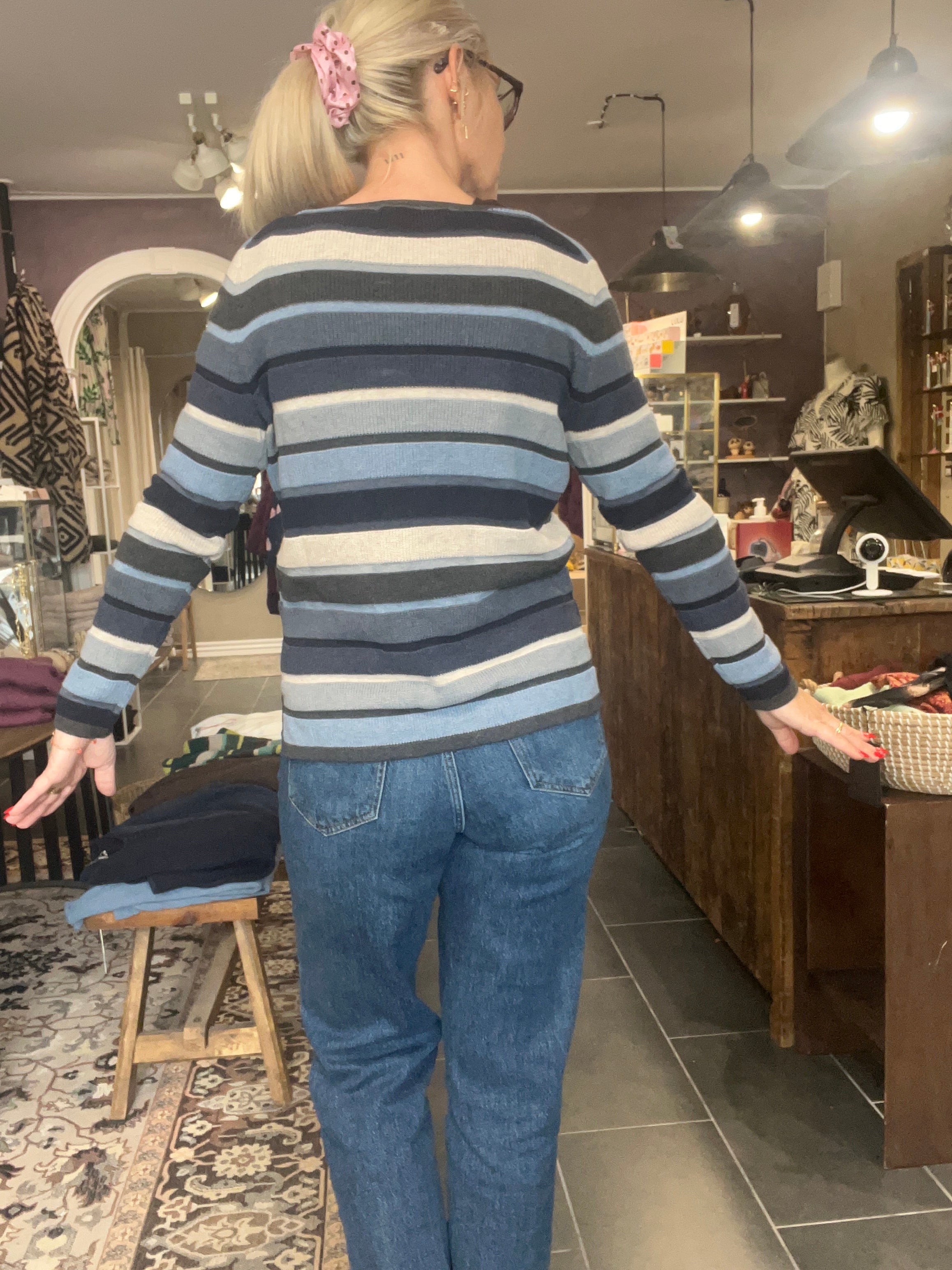 MATHILDE pullover i økologisk bomuld – side/ryg, relaxed fit og sideslidser