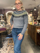 Mansted JOSEPHINE strik i 92 Mercury – front, jacquard bærestykke