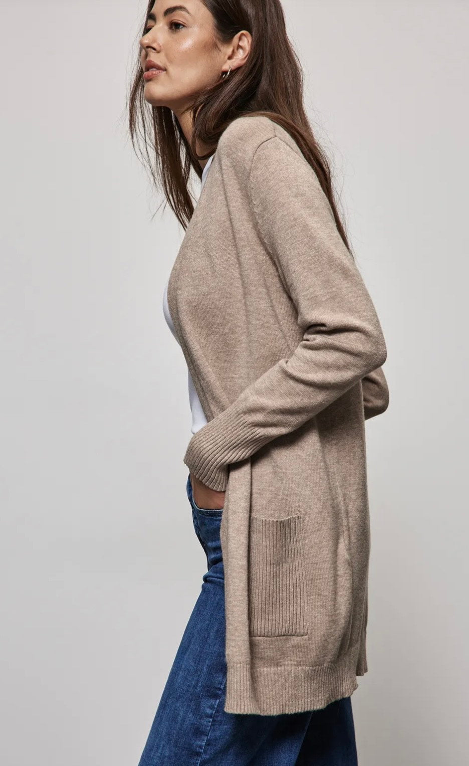 Cosy Open Cardigan i Warm Taupe, side og detaljer