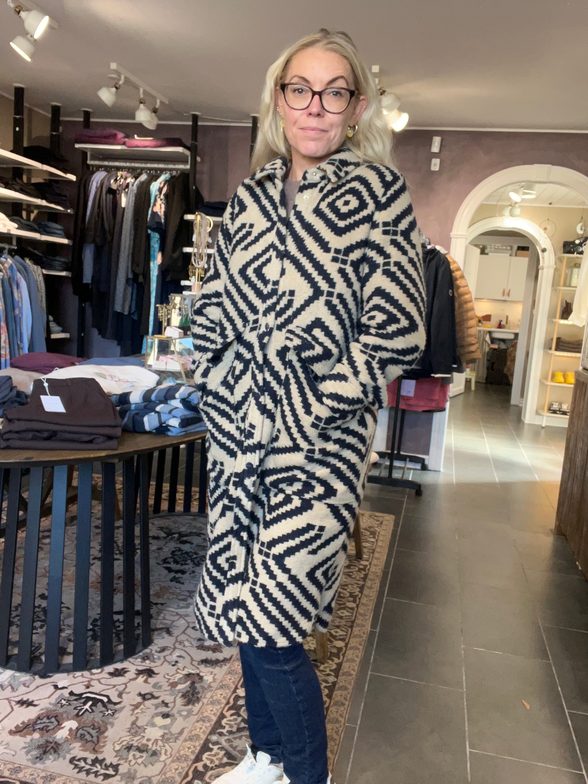 Outfit: lang mønstret frakke fra Street One over bluse og jeans