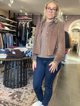 Styling: brun fløjlsskjorte som overskjorte over top
