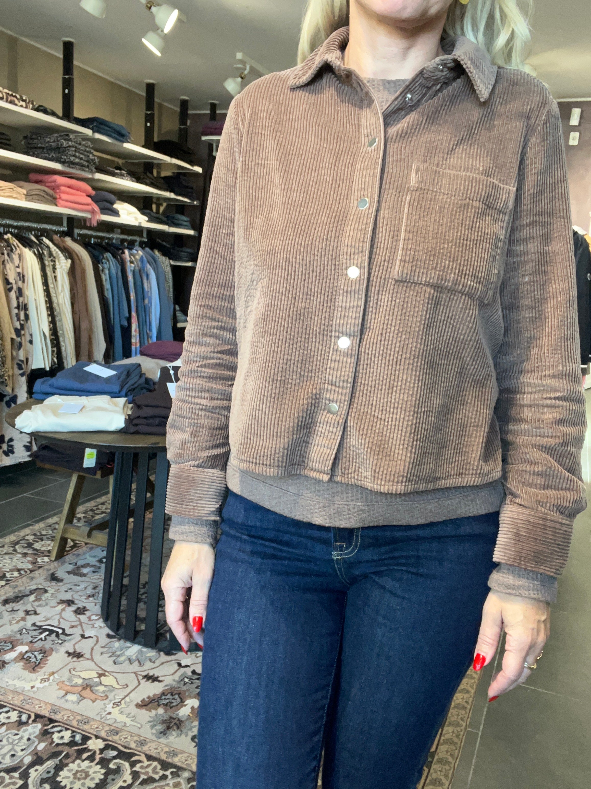 Styling: brun fløjlsskjorte som overskjorte over top