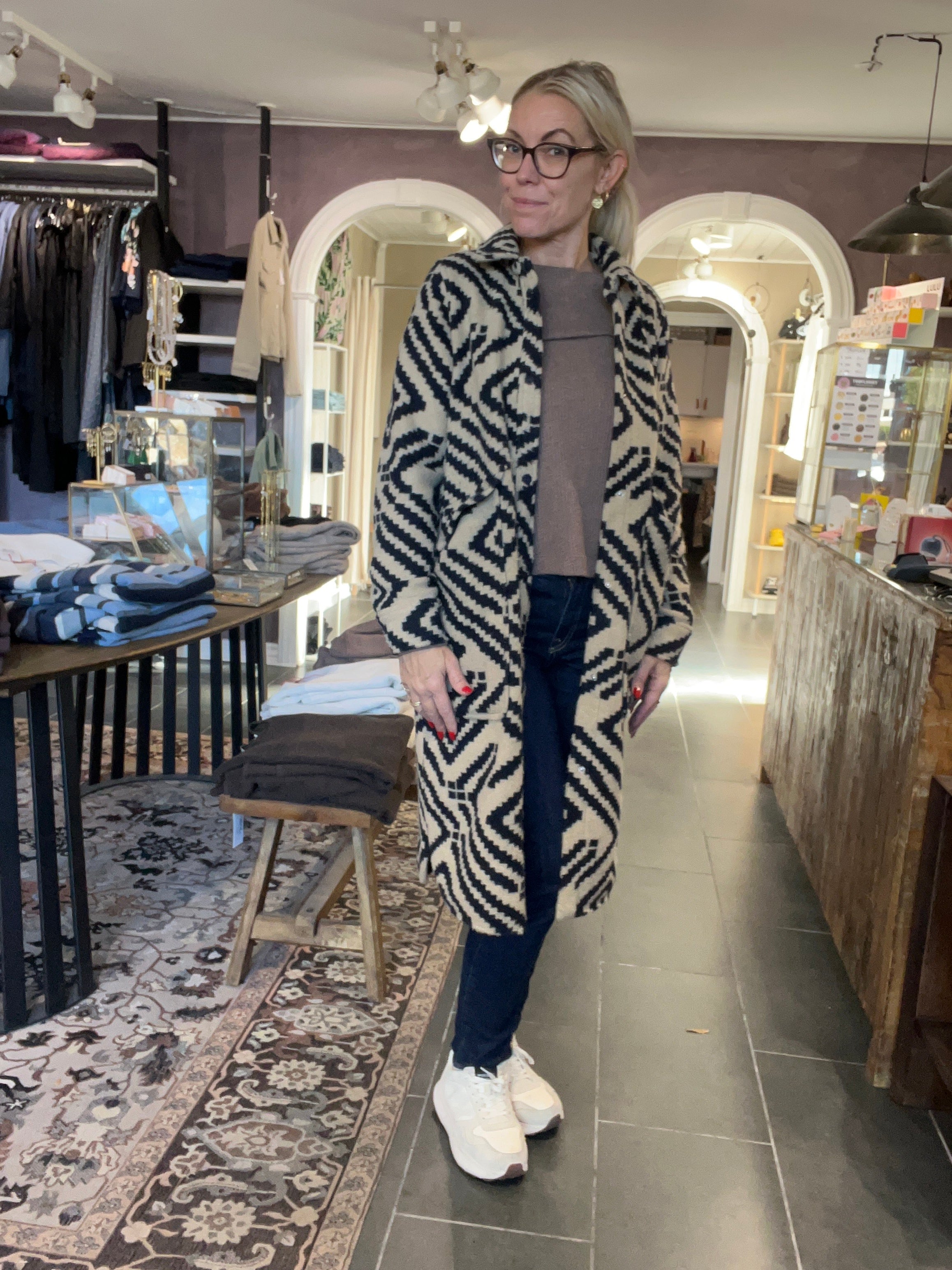 Outfit: lang mønstret frakke fra Street One over bluse og jeans