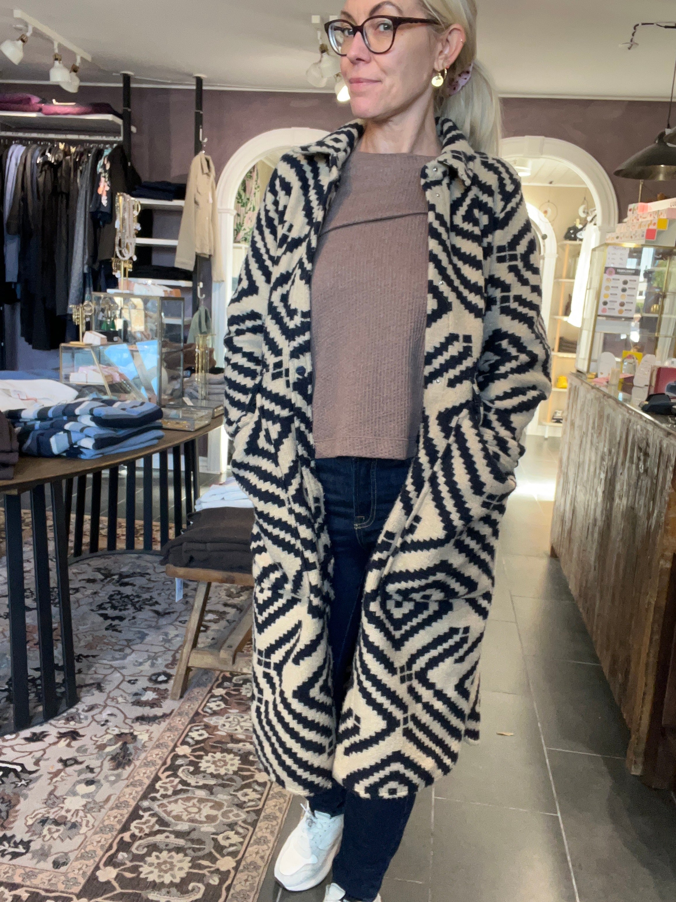 Outfit: lang mønstret frakke fra Street One over bluse og jeans