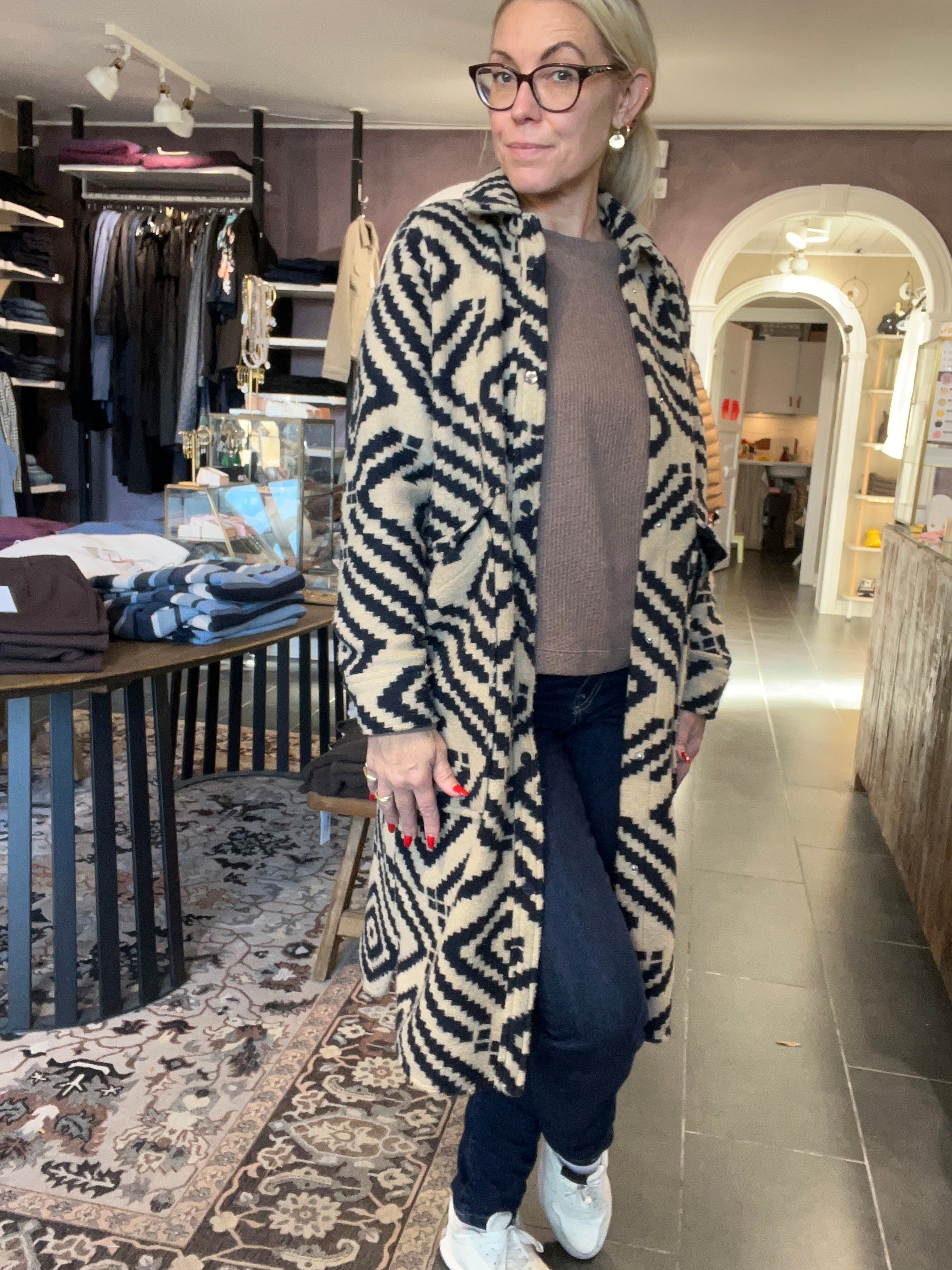 Outfit: lang mønstret frakke fra Street One over bluse og jeans