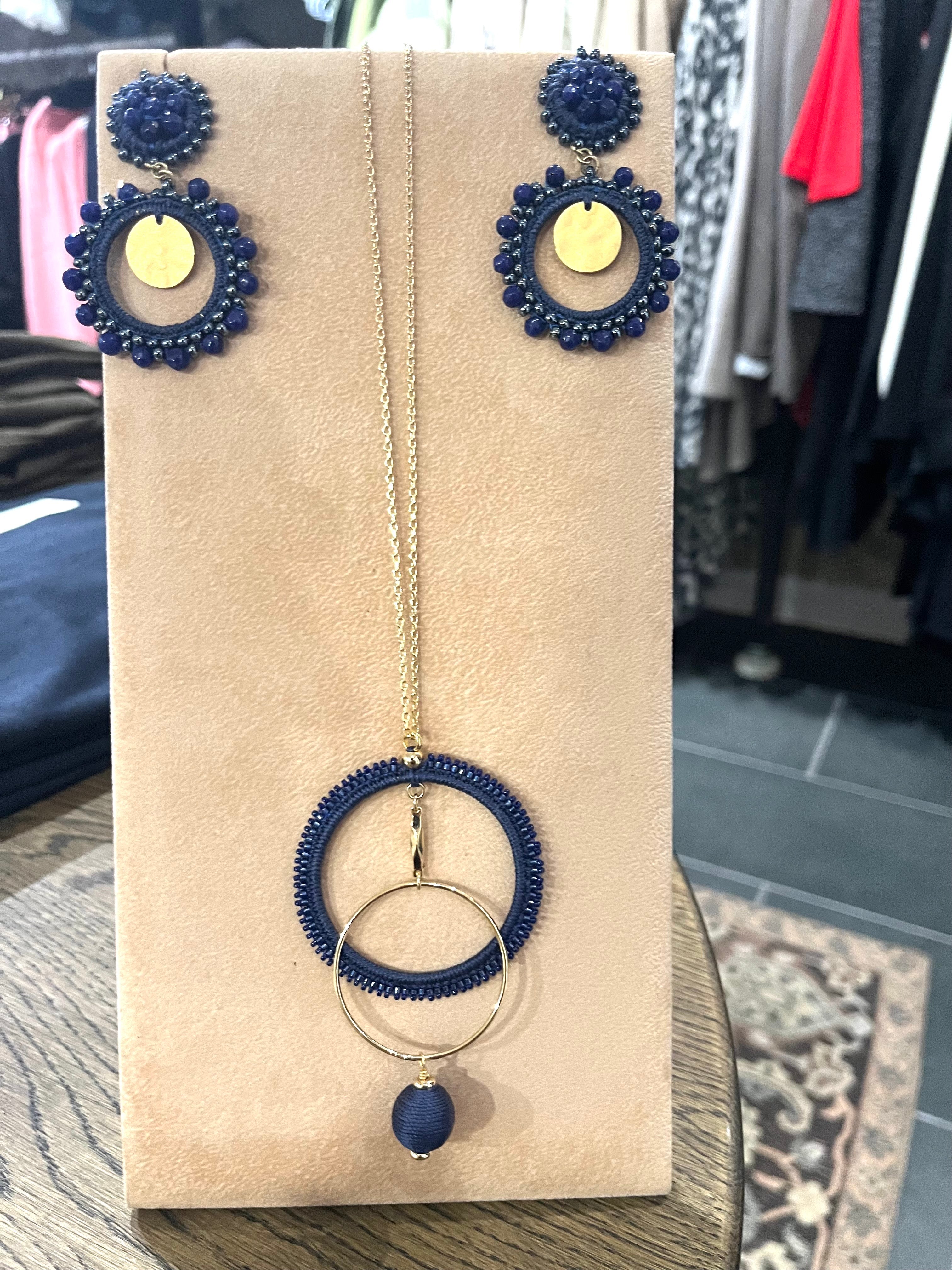 Maq Jewelry forgyldt halskæde med marineblåt cirkulært vedhæng