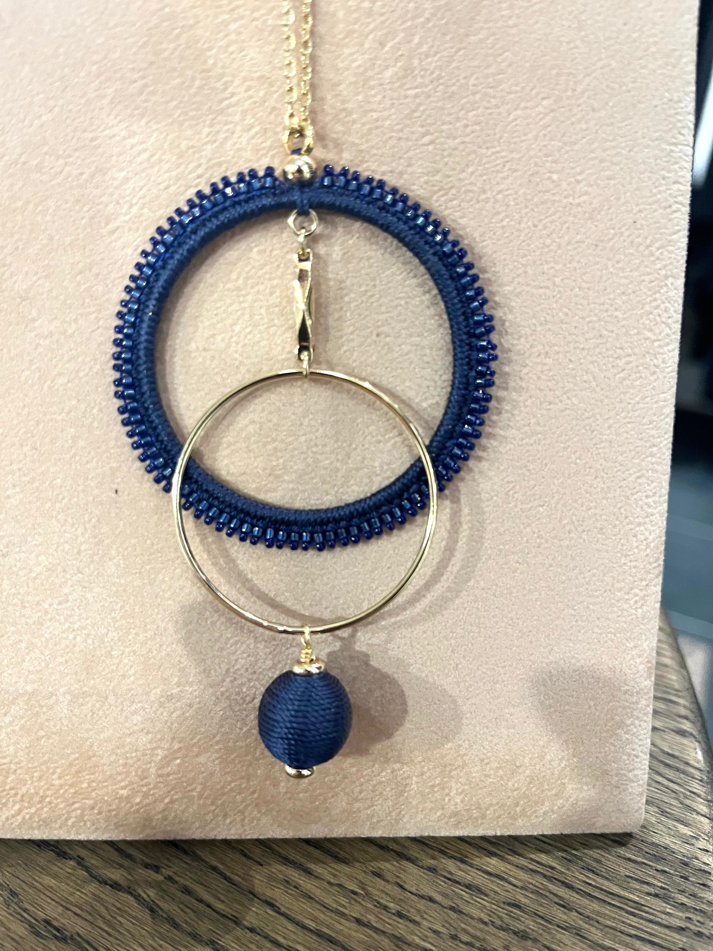 Maq Jewelry forgyldt halskæde med marineblåt cirkulært vedhæng