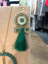 Voluminøs ørering i dyb grøn med små perler, Maq Jewelry