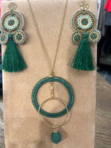 Elegant let ørering med dybgrønne frynser fra Maq Jewelry