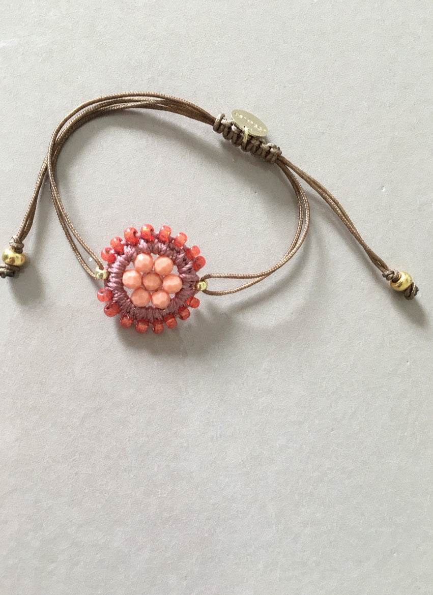 Maq Jewelry armbånd med koralfarvede sten og justerbar snor