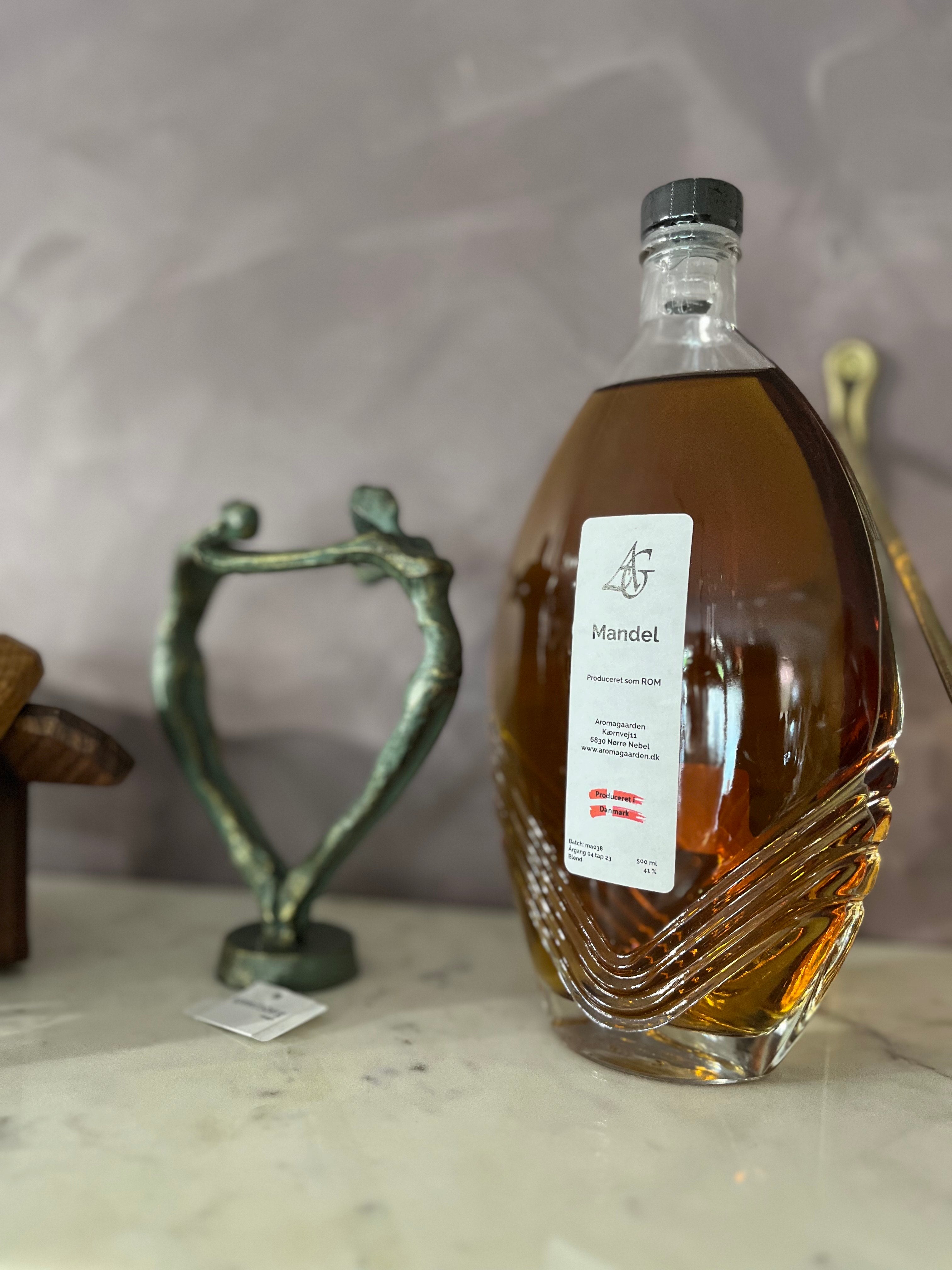 Aromagaarden Mandel Rom 500 ml i flot flaske fra Nørre Nebel