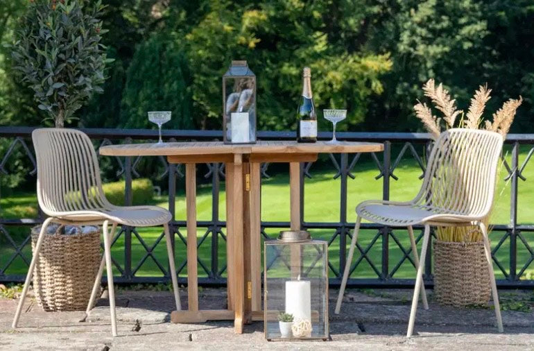 Udendørs spisebordsstol i beige – Branson fra House Nordic på terrasse
