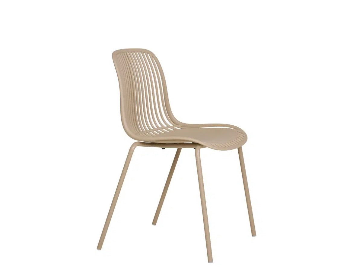 House Nordic Branson spisebordsstol – sand/beige i UV-resistent PP med stålstel, udendørs