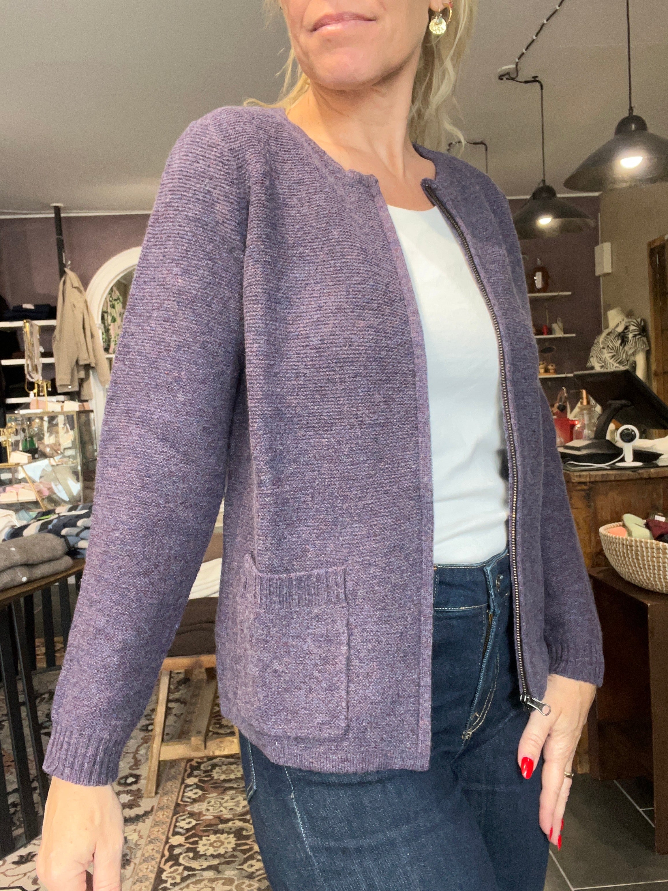 Mansted Gertrud cardigan i plum – lammeuld, lynlås og lommer