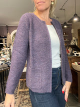 Mansted Gertrud cardigan i plum – lammeuld, lynlås og lommer