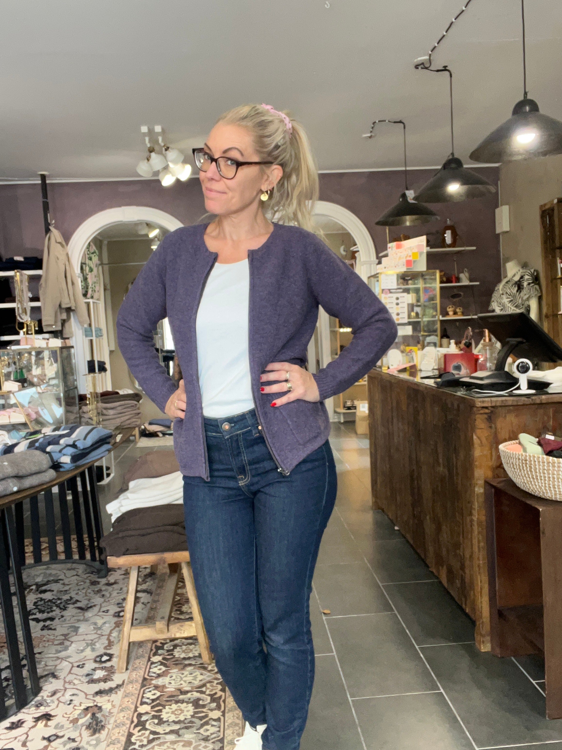 Mansted Gertrud cardigan i plum – lammeuld, lynlås og lommer