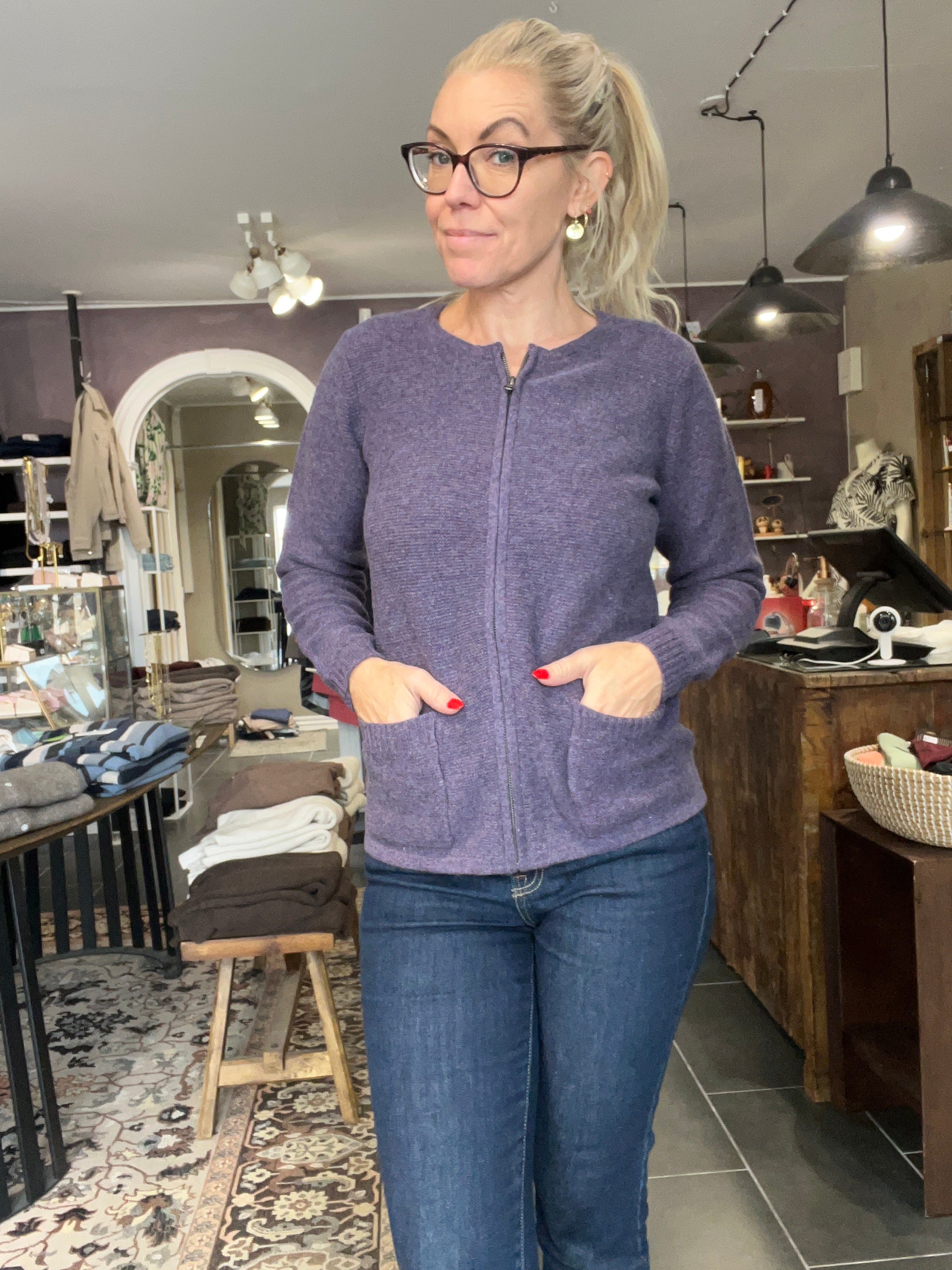 Mansted Gertrud cardigan i plum – lammeuld, lynlås og lommer