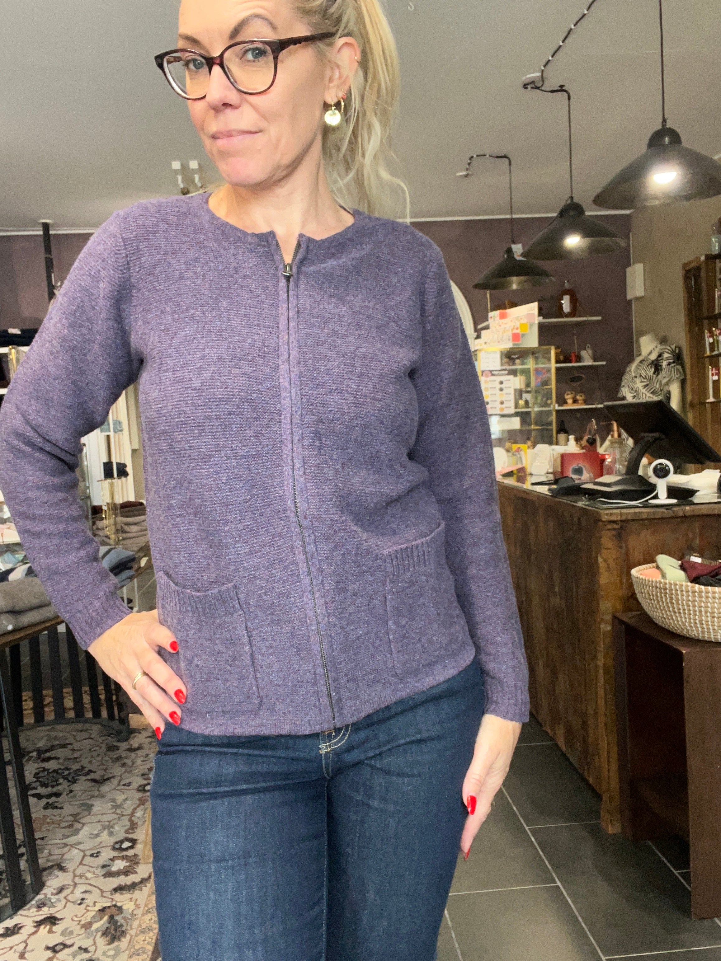 Mansted Gertrud cardigan i plum – lammeuld, lynlås og lommer