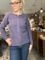 Mansted Gertrud cardigan i plum – lammeuld, lynlås og lommer