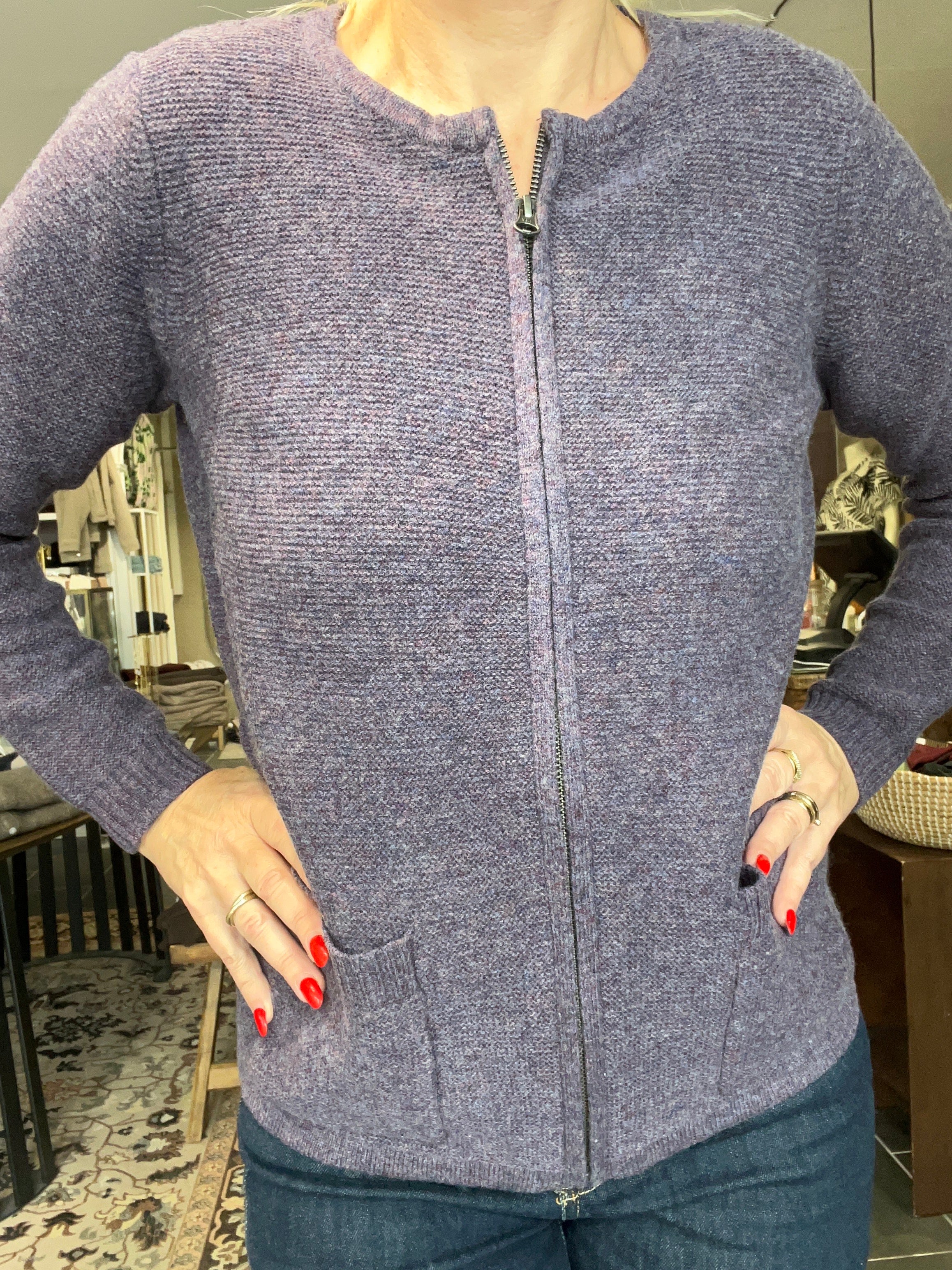 Mansted Gertrud cardigan i plum – lammeuld, lynlås og lommer