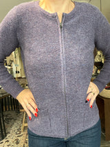 Mansted Gertrud cardigan i plum – lammeuld, lynlås og lommer