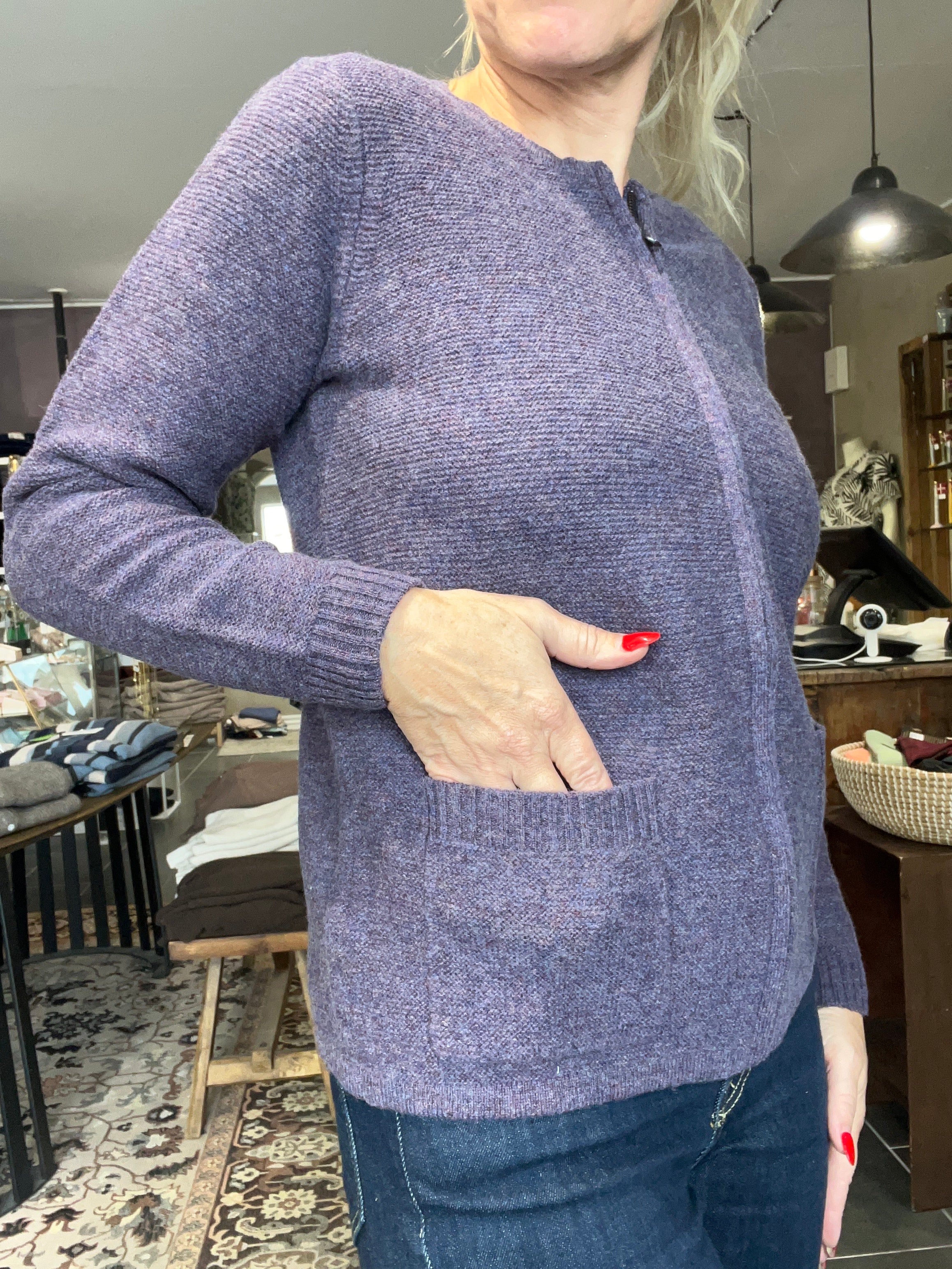 Mansted Gertrud cardigan i plum – lammeuld, lynlås og lommer