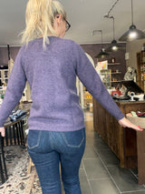 Mansted Gertrud cardigan i plum – lammeuld, lynlås og lommer