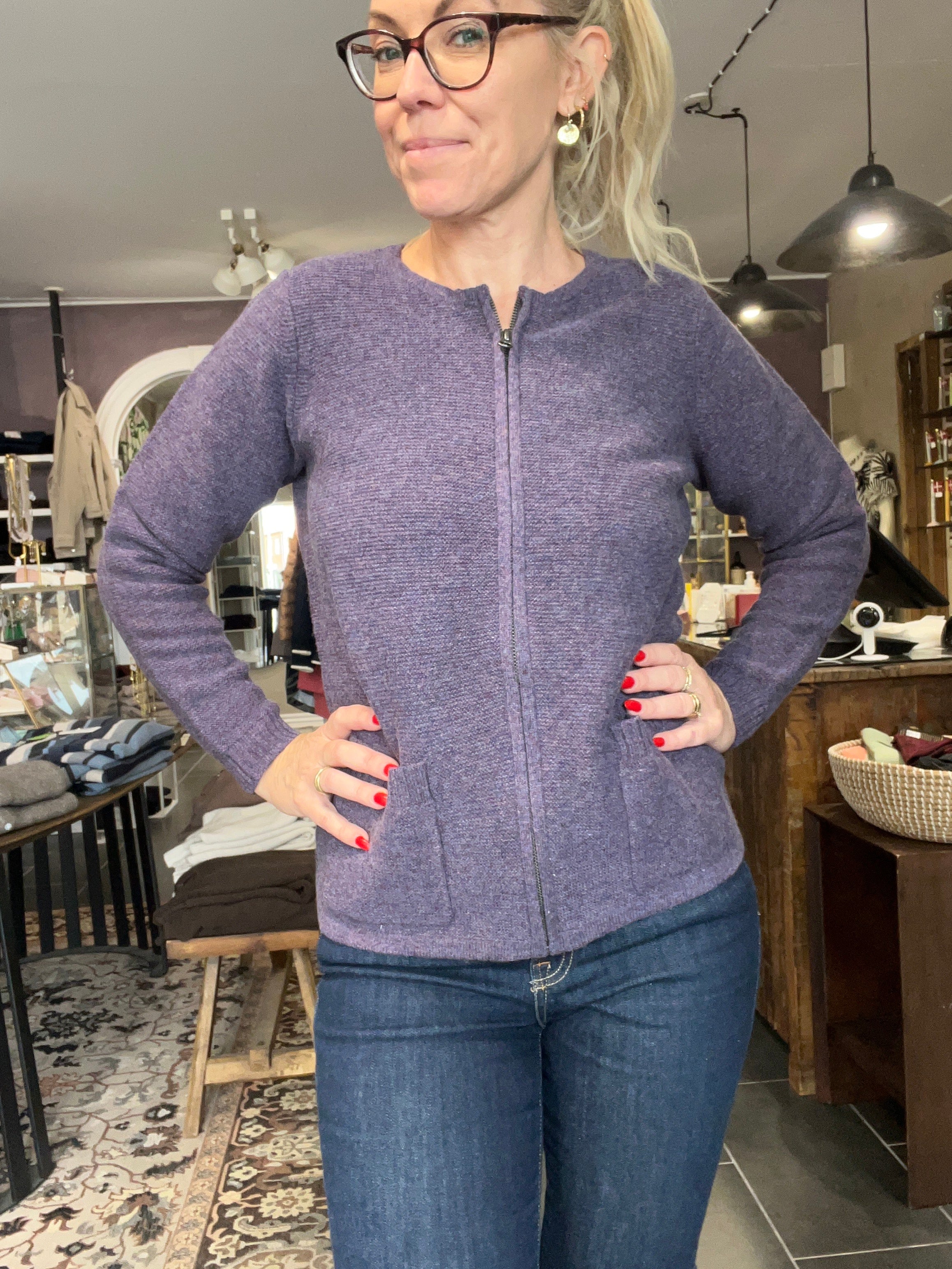 Mansted Gertrud cardigan i plum – lammeuld, lynlås og lommer