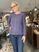 Mansted Gertrud cardigan i plum – lammeuld, lynlås og lommer