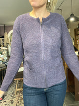 Mansted Gertrud cardigan i plum – lammeuld, lynlås og lommer