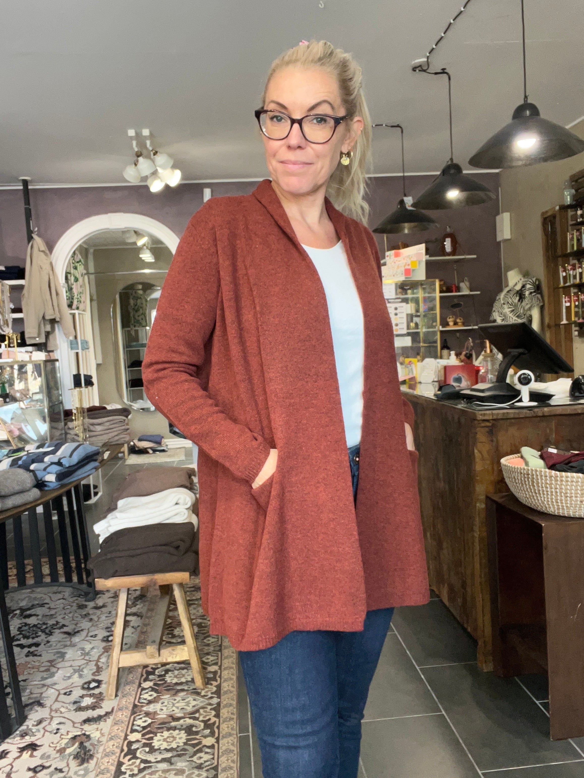 Mansted MITTY cardigan i Spice – lang åben lammeulds-cardigan med lommer (23214)