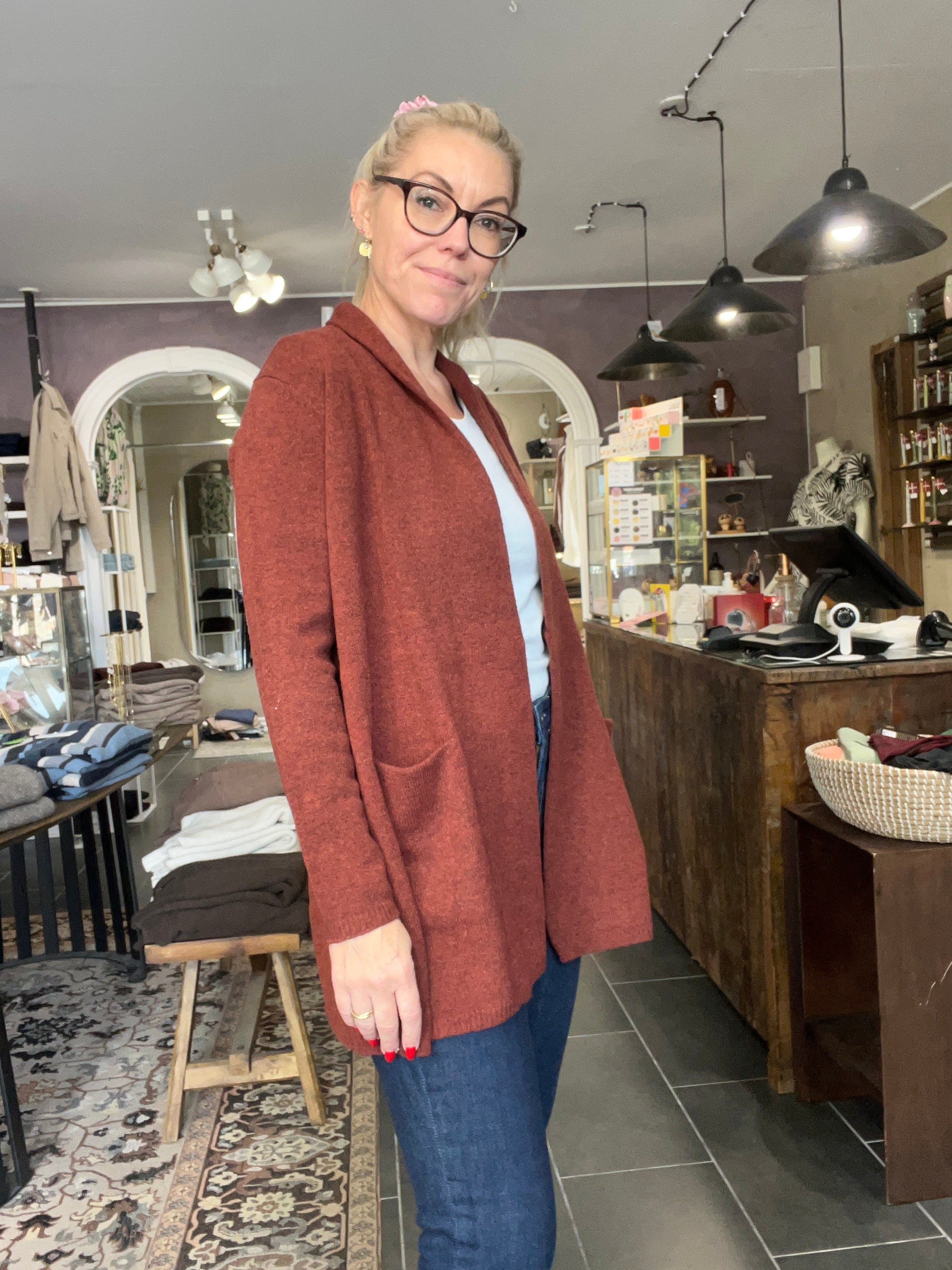 Mansted MITTY cardigan i Spice – lang åben lammeulds-cardigan med lommer (23214)