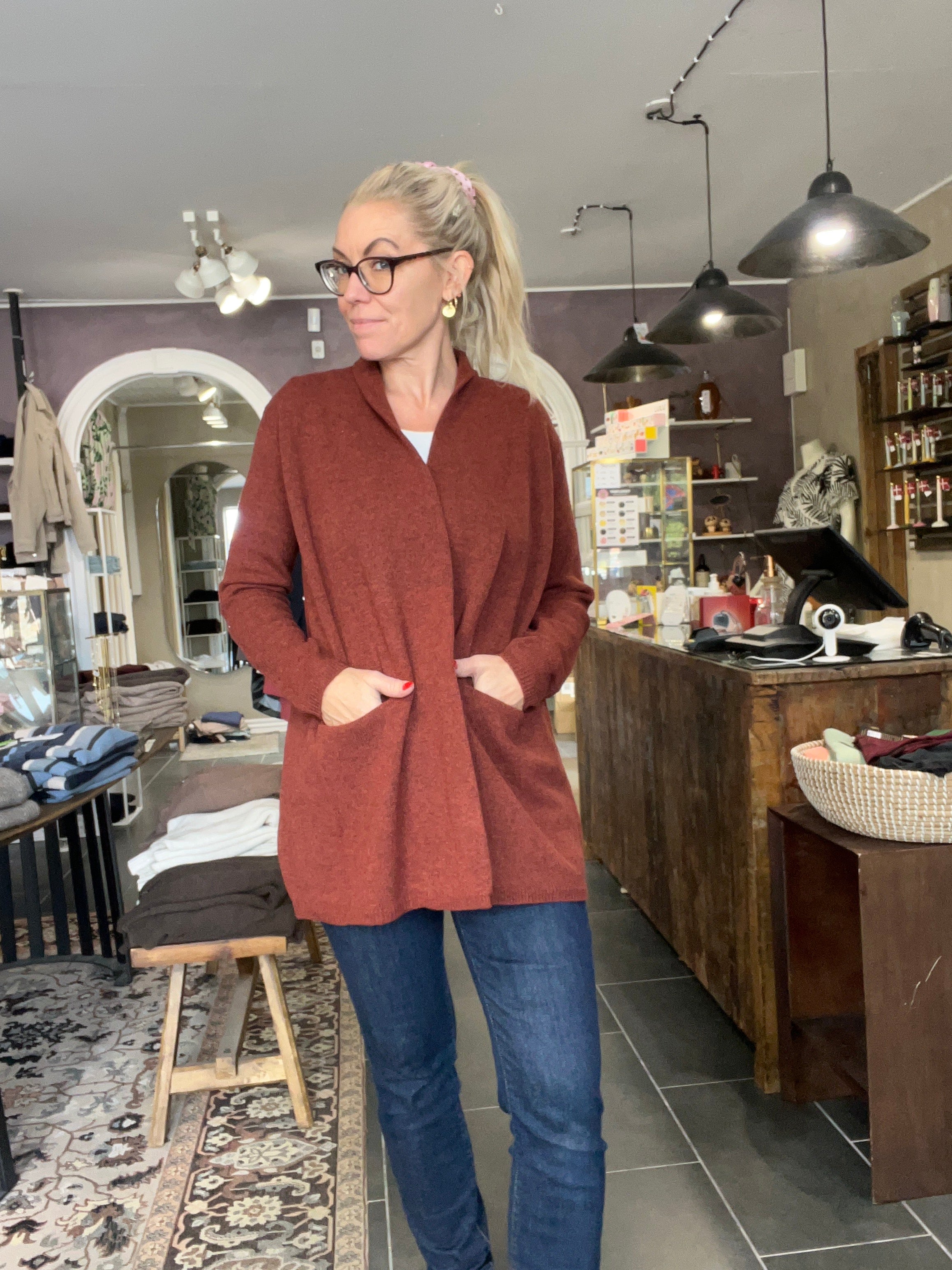 Mansted MITTY cardigan i Spice – lang åben lammeulds-cardigan med lommer (23214)