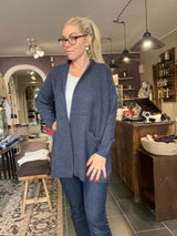 Mansted MITTY cardigan i soft blue – lang åben lammeulds-cardigan med lommer (23214)