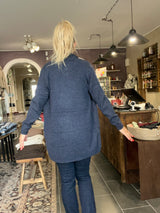 Mansted MITTY cardigan i soft blue – lang åben lammeulds-cardigan med lommer (23214)