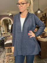 Mansted MITTY cardigan i soft blue – lang åben lammeulds-cardigan med lommer (23214)