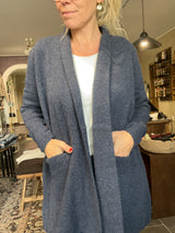 Mansted MITTY cardigan i soft blue – lang åben lammeulds-cardigan med lommer (23214)