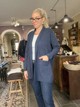 Mansted MITTY cardigan i soft blue – lang åben lammeulds-cardigan med lommer (23214)