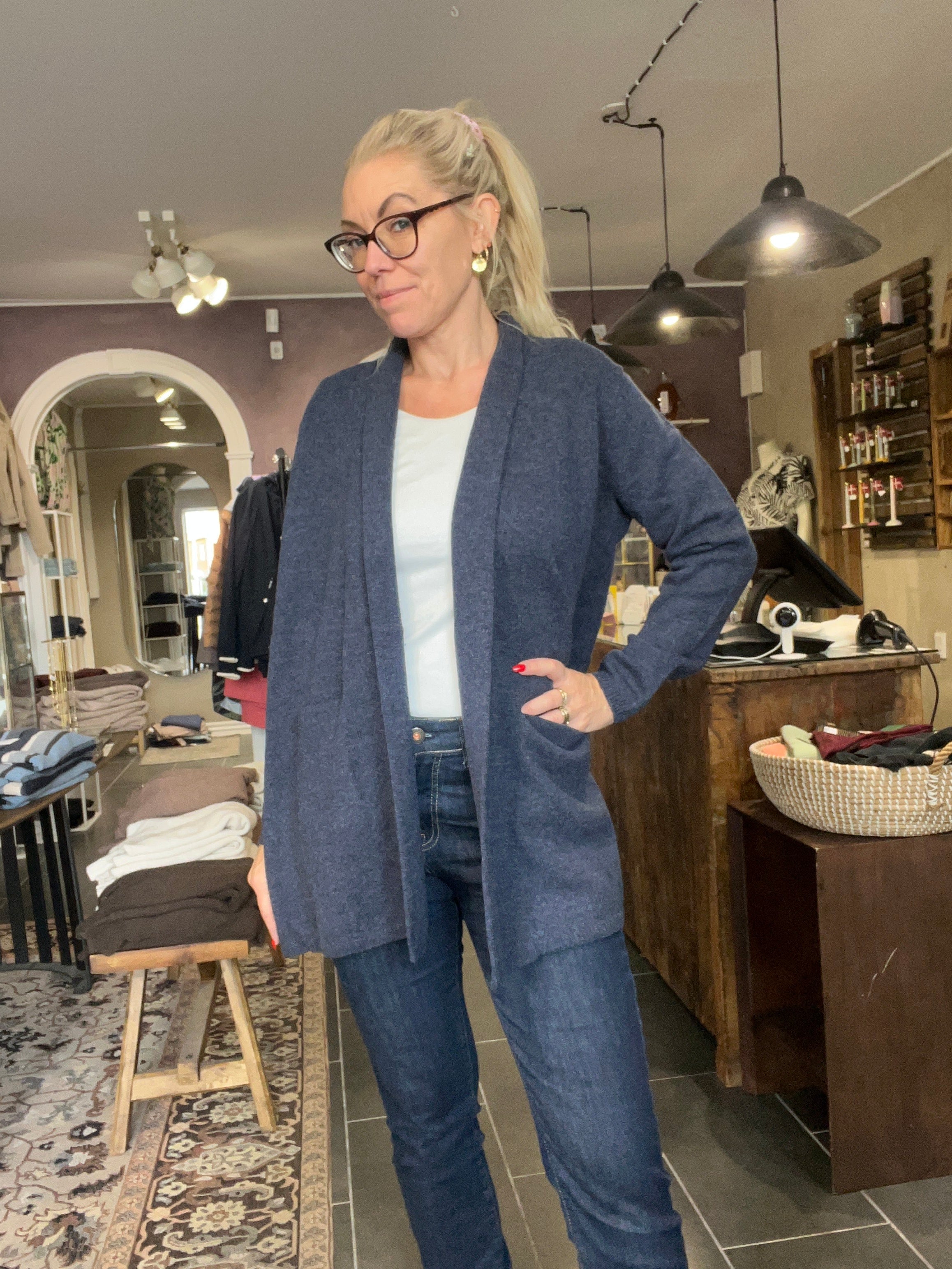 Mansted MITTY cardigan i soft blue – lang åben lammeulds-cardigan med lommer (23214)
