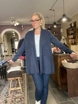 Mansted MITTY cardigan i soft blue – lang åben lammeulds-cardigan med lommer (23214)