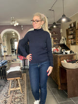 Mansted Tilda rib rullekrave i økologisk bomuld – navy (fitted, langærmet)