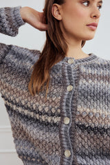 Detalje: tekstureret strik og ribkanter på Noella Kae cardigan