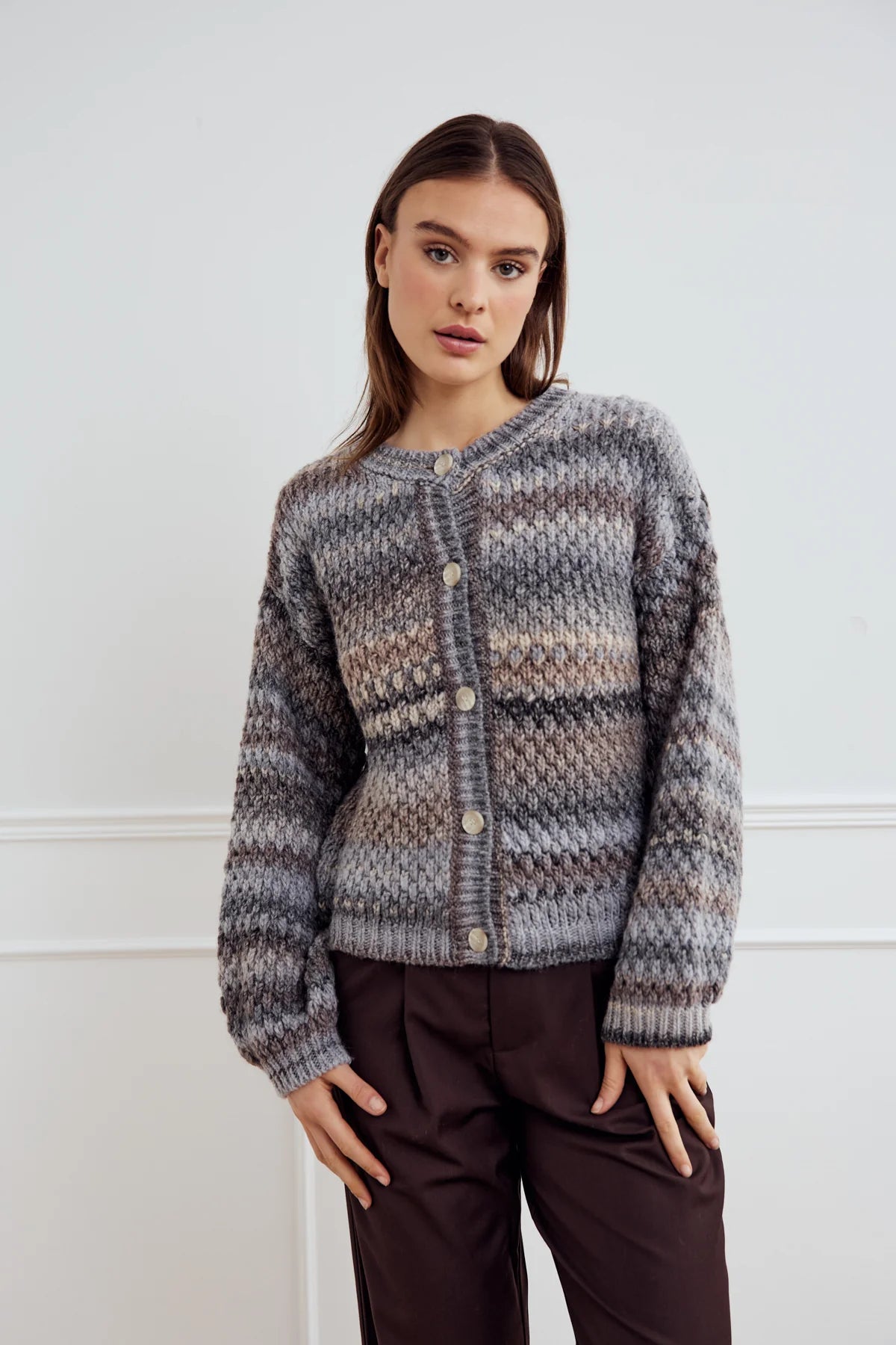 Noella Kae Knit Cardigan – light grey mix, front med knapper
