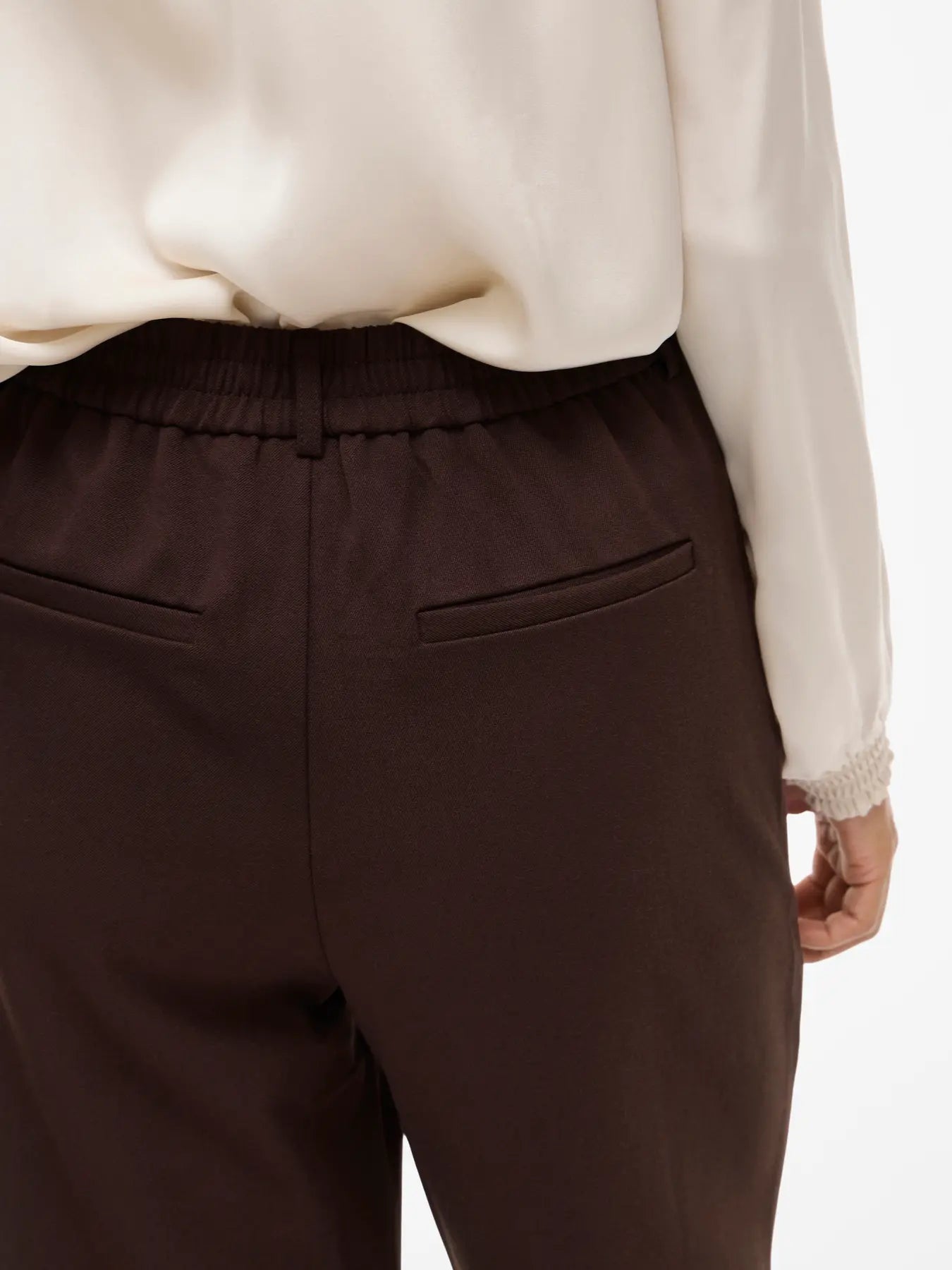 Detalje af elastisk linning bagpå på Vivarone Wide Pant fra VILA