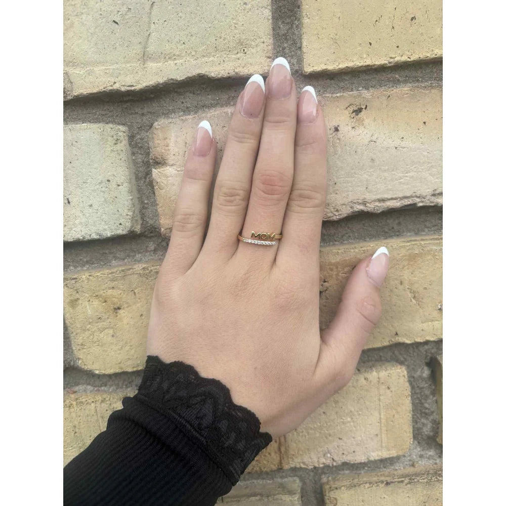 Guldbelagt ring med sten og MOM design