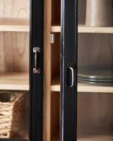 Højt vitrineskab sort natur VIVA skab med glaslåger