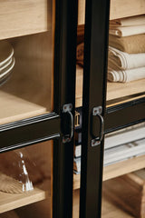 Moderne vitrineskab sort natur med trælook og opbevaring