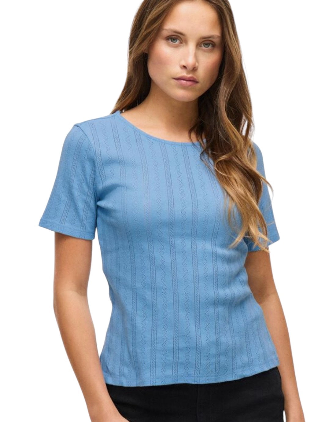 VIKASSIE kortærmet T-shirt fra VILA – model 14101755 i blissful blue med pointelle-detaljer