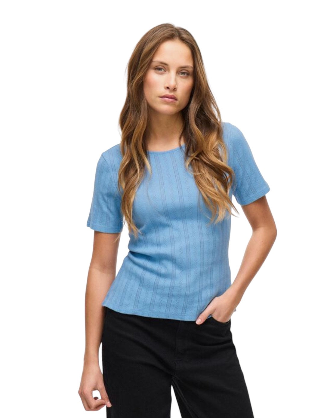 VIKASSIE kortærmet T-shirt fra VILA – model 14101755 i blissful blue med pointelle-detaljer
