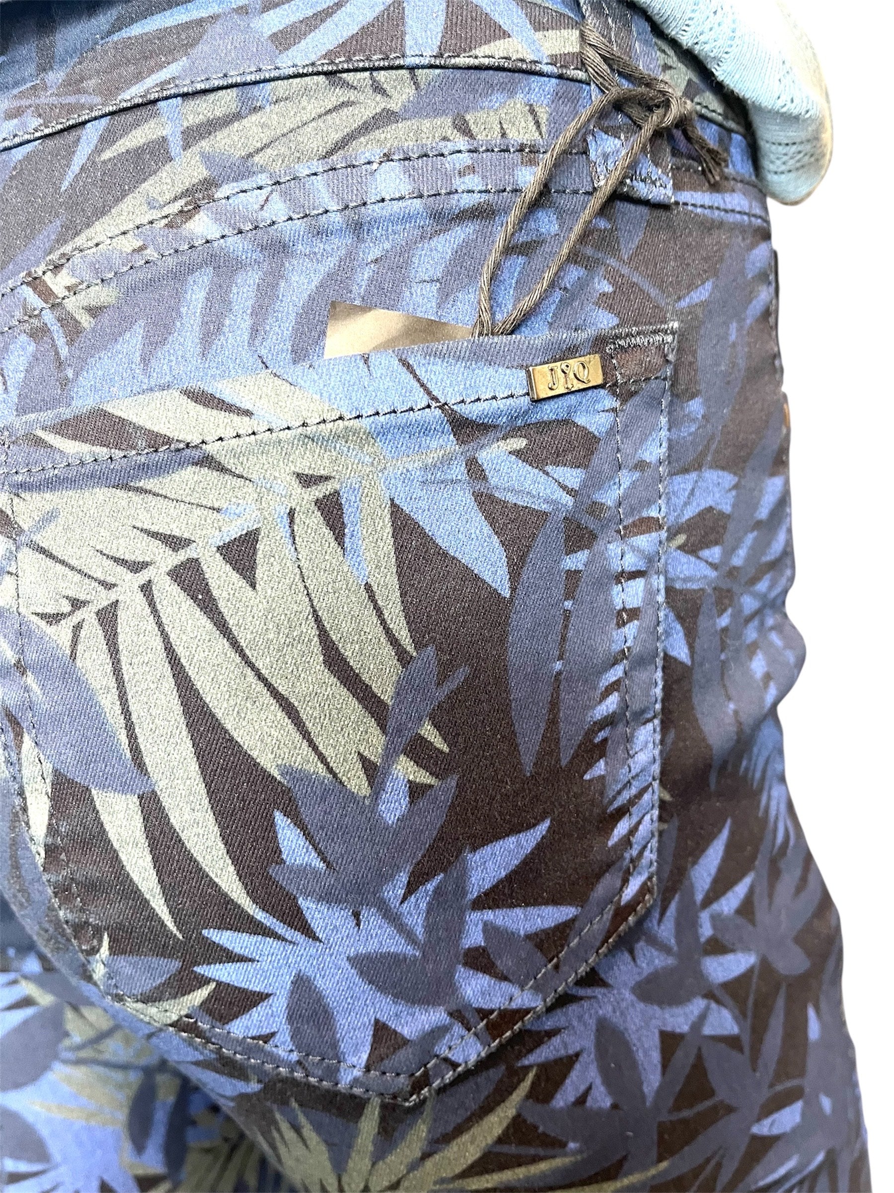 Jonny Q capribuks P1426 – 7/8-længde i jungleprint med blå og grønne blade